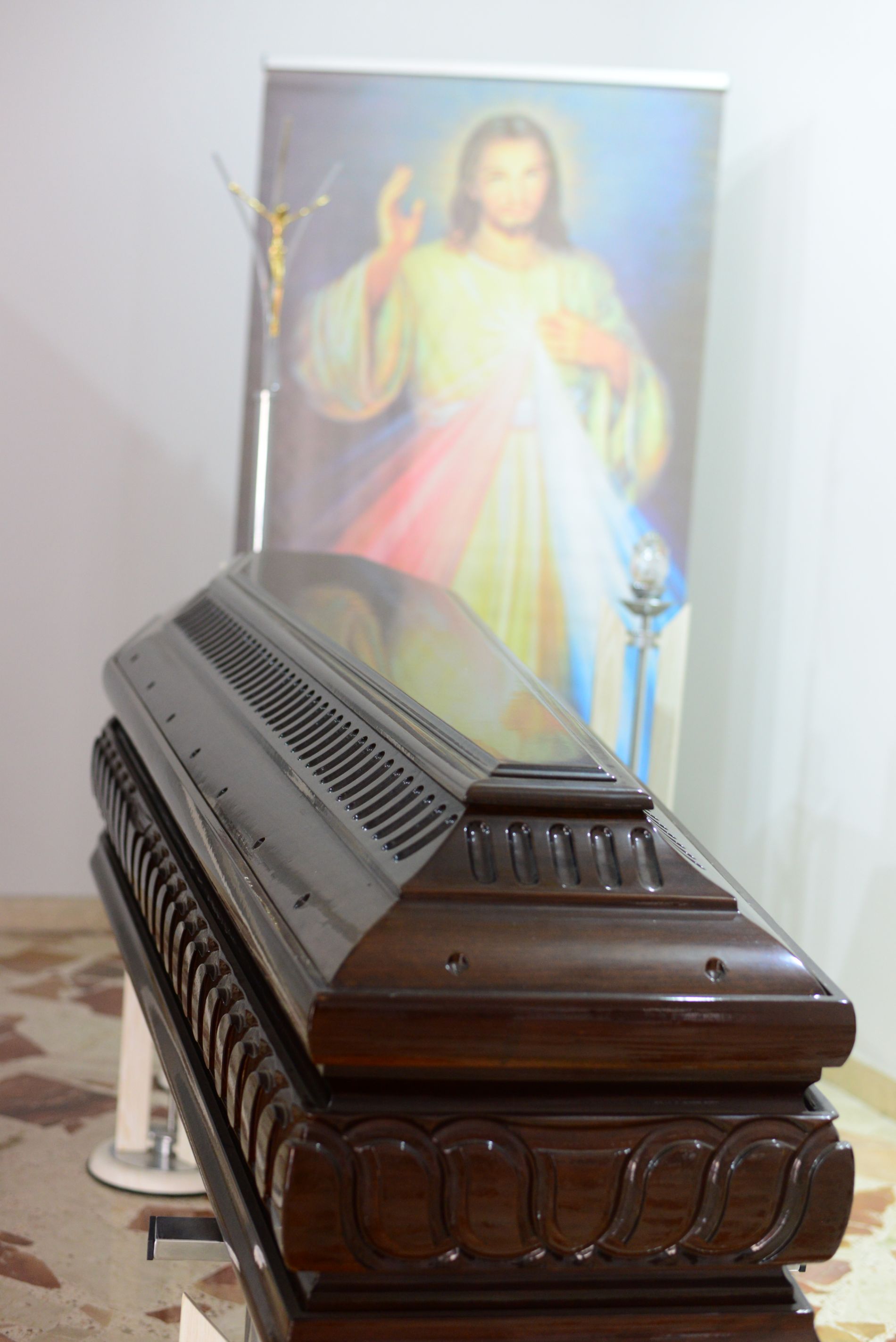 cassa funebre esposta dentro l'agenzia