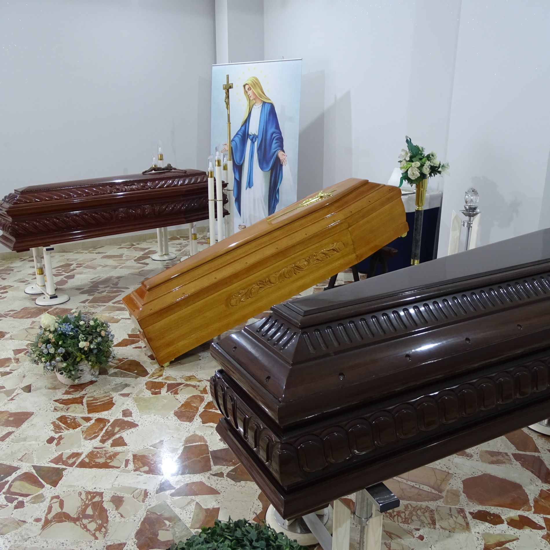 casse funebri nella camera ardente