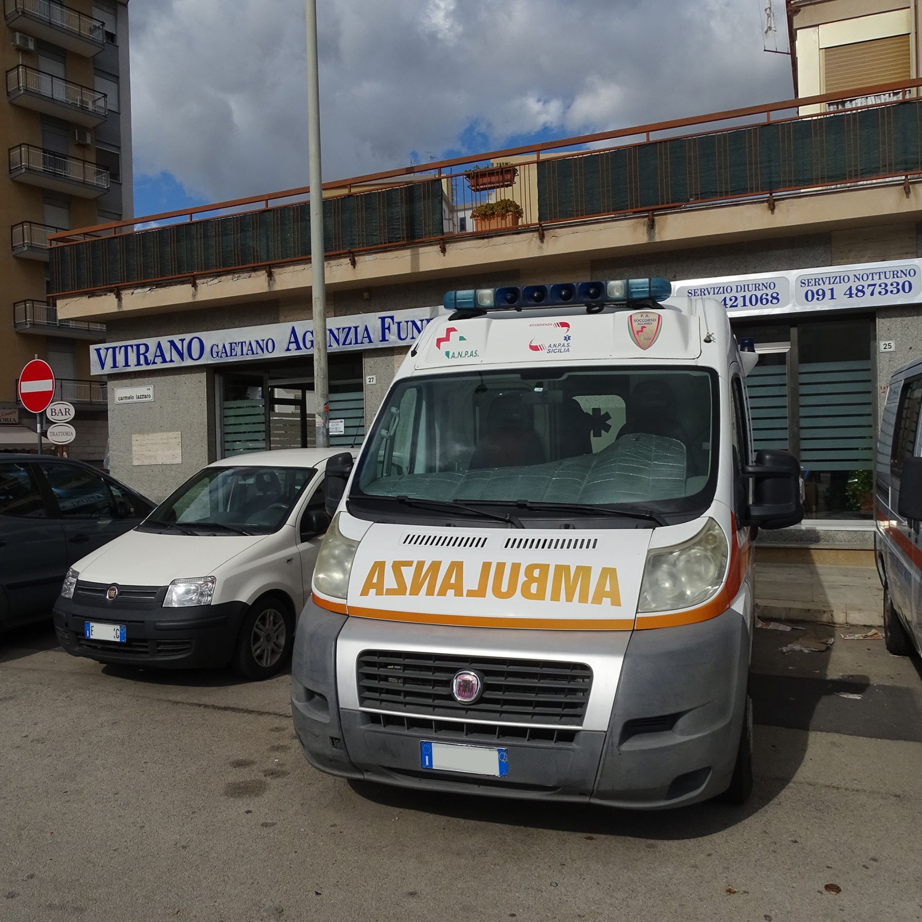 ambulanza dell'agenzia davanti la sede
