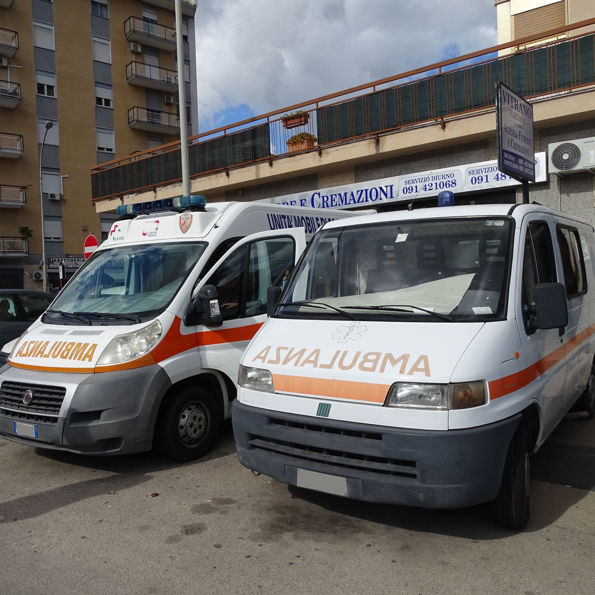 ambulanze davanti la sede dell'agenzia