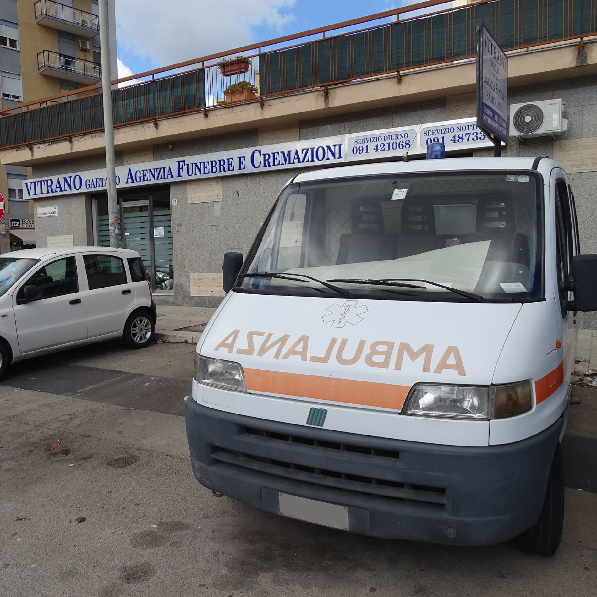 ambulanza davanti la sede dell'agenzia