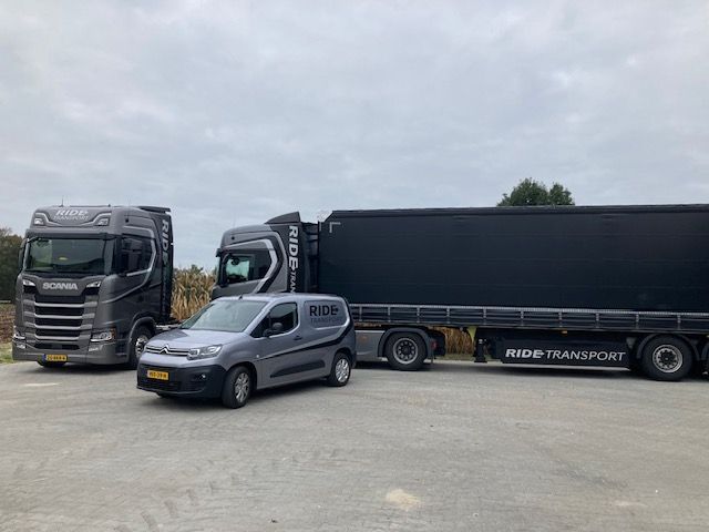 Drie voertuigen van RIDE Transport