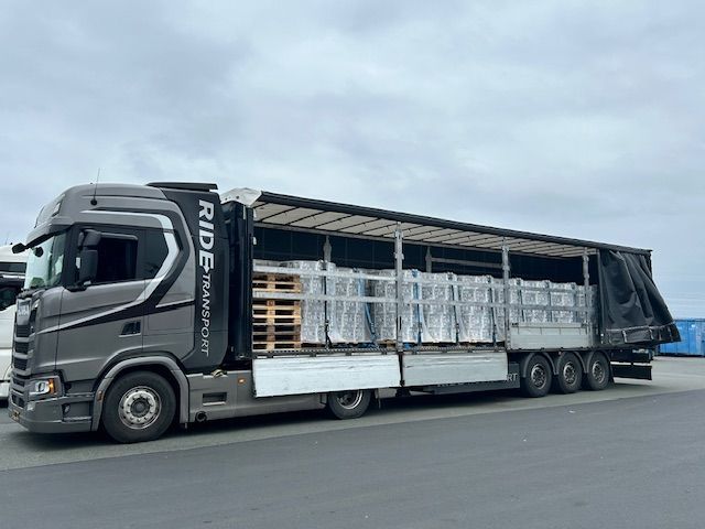 Grijze vrachtwagen met opschrift 