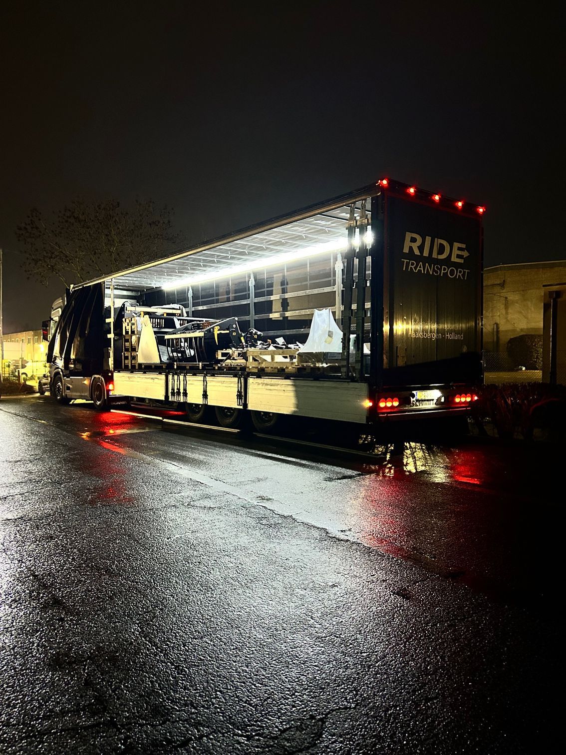 Een oplegger van een vrachtwagen met het 