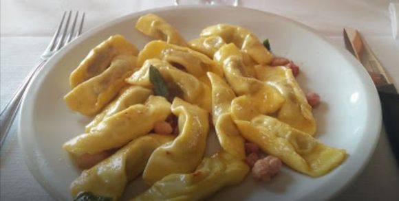 Tramezzini e assaggi golosi in piattini per aperitivo