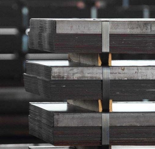 Una pila di fogli di metallo accatastati l'uno sull'altro.