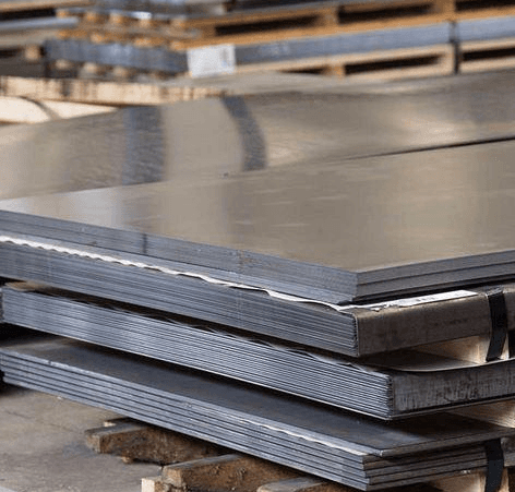 Una pila di lamiere adagiate una sull'altra su pallet.