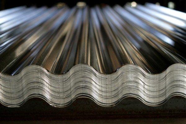 Un primo piano di una pila di lamiere ondulate