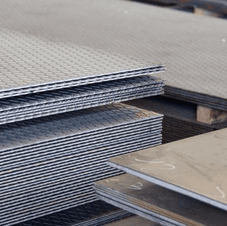 Una pila di lamiere accatastate l'una sull'altra.