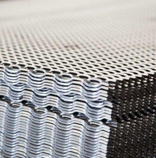 Un primo piano di una pila di lamiere.