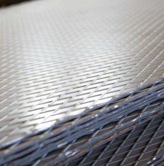 Un primo piano di una pila di lamiere.