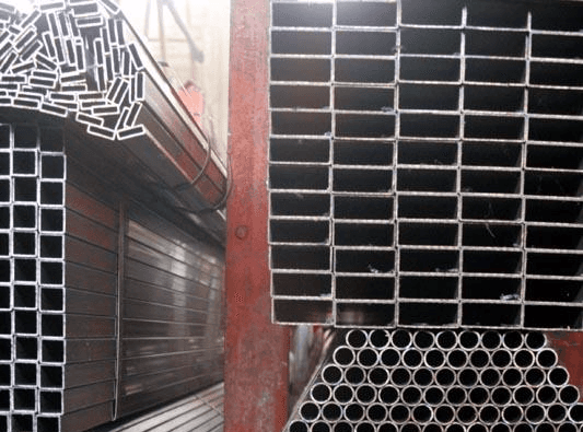 Un mucchio di tubi metallici sono accatastati uno sopra l'altro