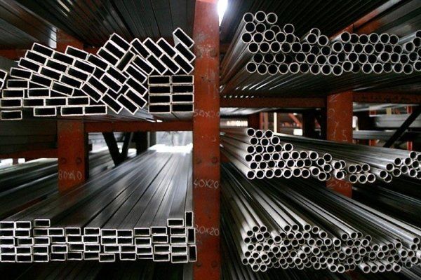 Un mucchio di tubi metallici sono allineati su uno scaffale