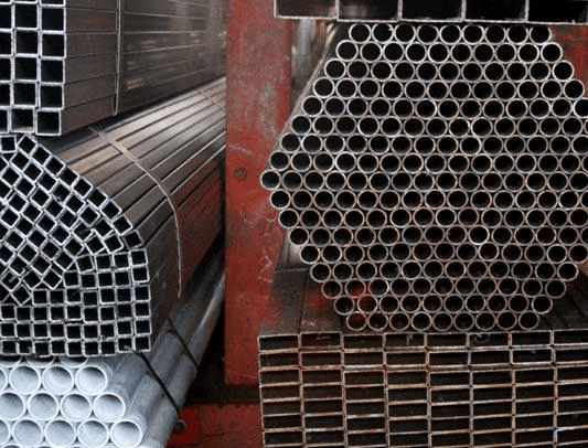 Un mucchio di tubi metallici sono accatastati uno sopra l'altro