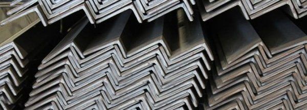 Un primo piano di una pila di angolari metallici accatastati uno sopra l'altro.