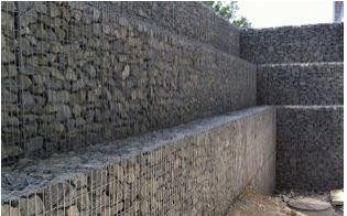 Un muro di pietra con delle scale costruite al suo interno.