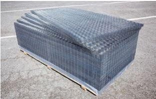 Una pila di rete metallica è avvolta nella plastica e appoggiata su un pallet di legno.