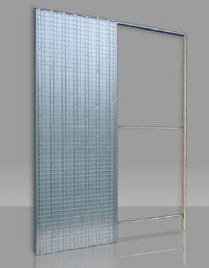 Una porta scorrevole in vetro con telaio metallico è appoggiata su una superficie grigia.