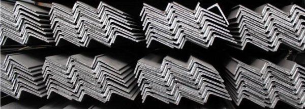 Un primo piano di una pila di angoli metallici uno sopra l'altro.