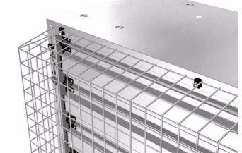 Primo piano di una gabbia metallica su sfondo bianco.