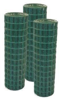 Tre rotoli di rete metallica verde sono impilati uno sopra l'altro su uno sfondo bianco.