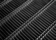 Una foto in bianco e nero di una grata metallica.