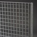 Primo piano di una recinzione in rete metallica su un tavolo.