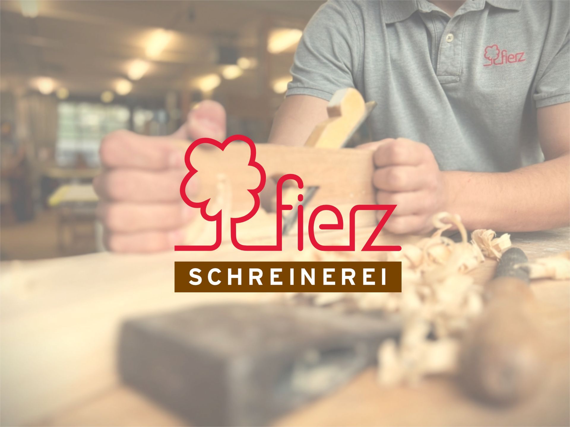 ein mann arbeitet an einem holzbrett mit einer plane .