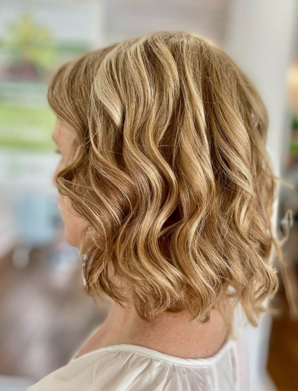 Woman With Blonde, Wavy Bob Haircut, Looking to the Left — Strut Hair & Beauty In Maroochydore, QLD