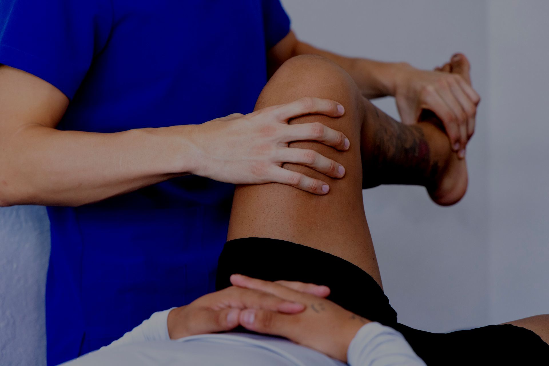 fisioterapista che massaggia una gamba