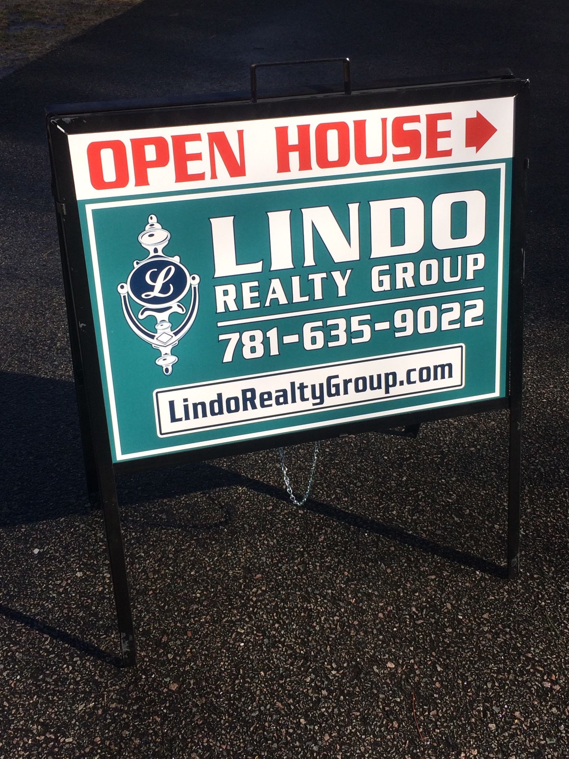 Custom real estate lawn signs