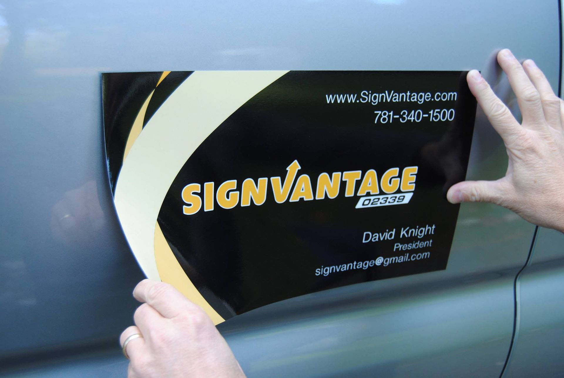 Custom magnetic signs