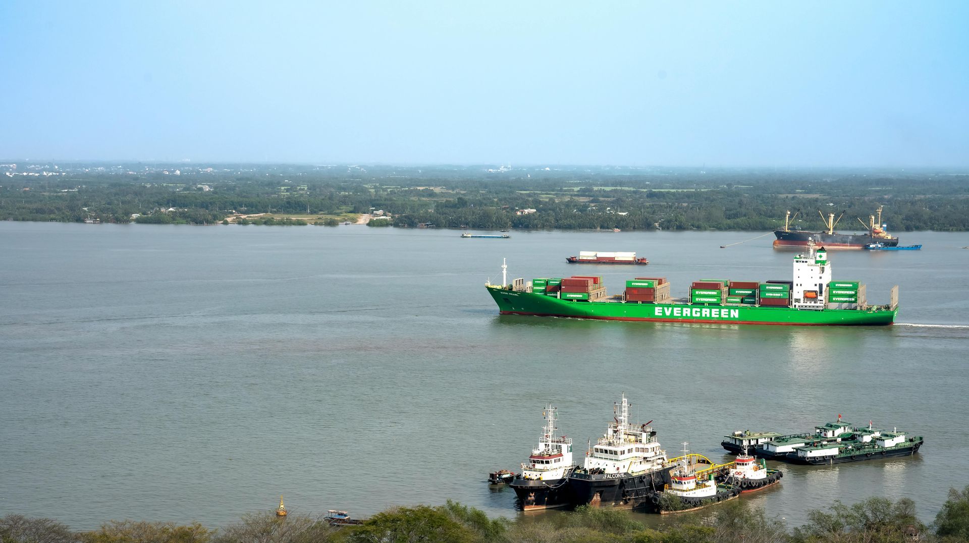 Um grande navio verde com a palavra evergreen na lateral