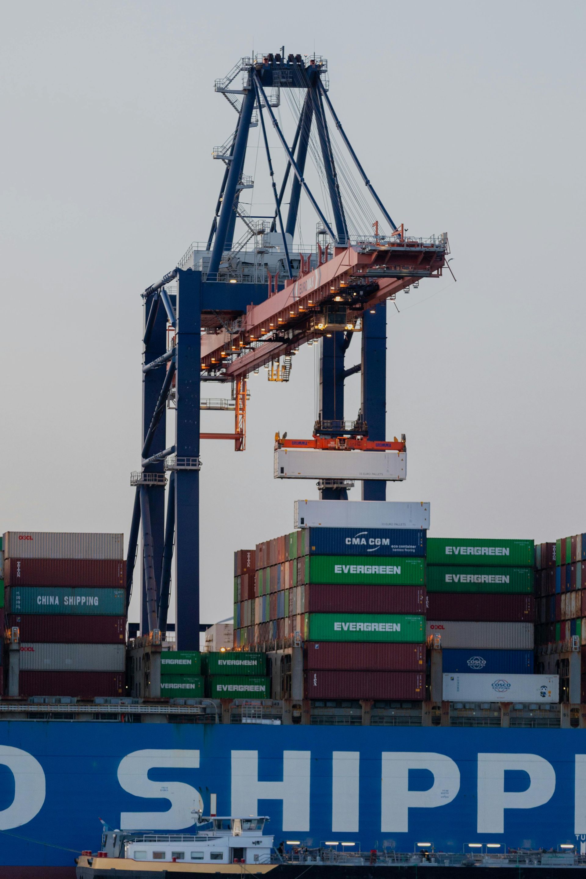 Um grande navio porta-contêineres com a palavra shippi nele