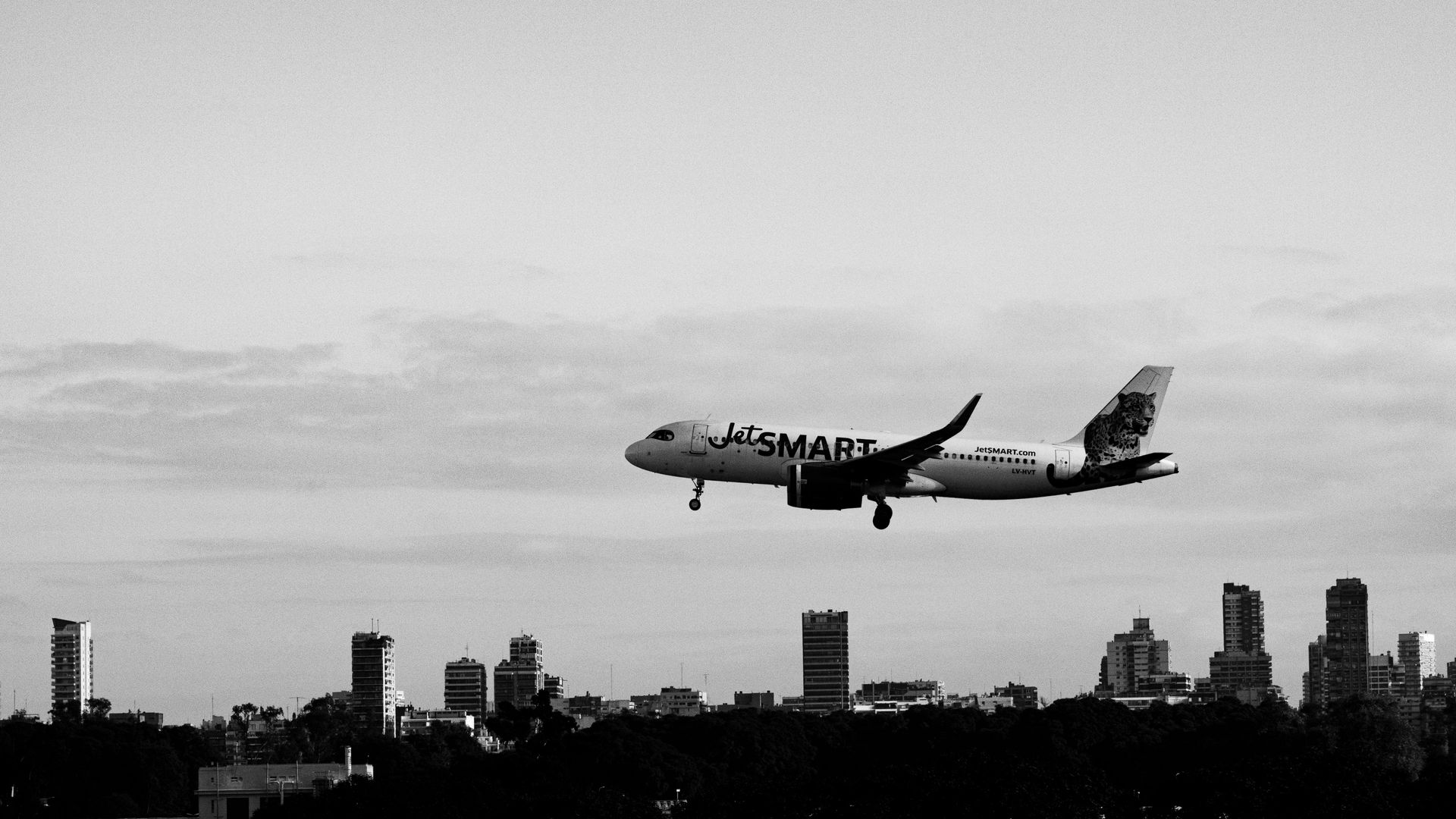 Um avião inteligente está voando sobre uma cidade