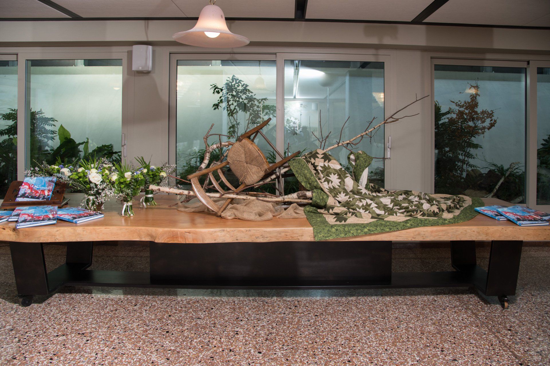 Un lungo tavolo di legno con sopra una sedia