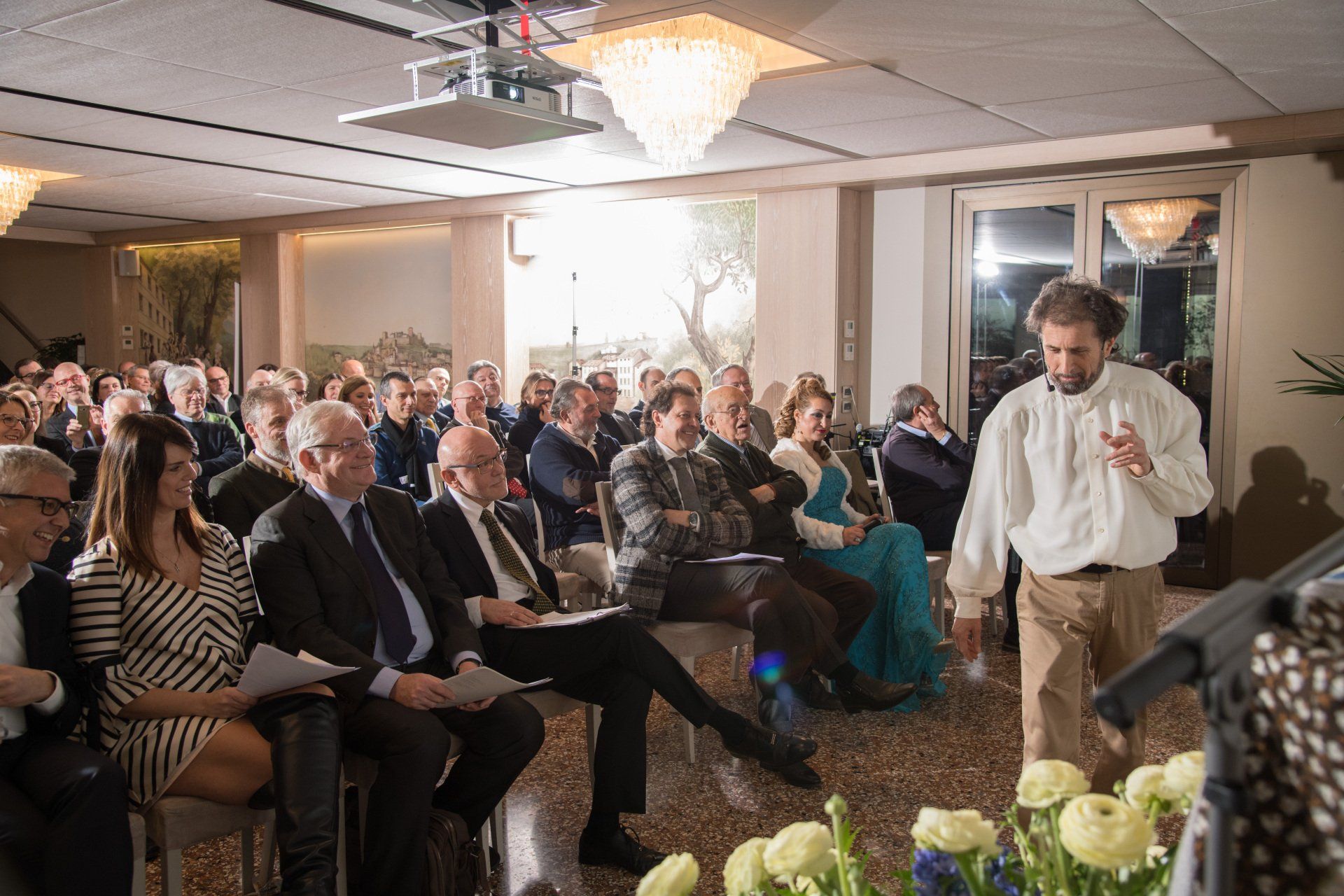 Un uomo è in piedi davanti a una folla di persone durante una conferenza.