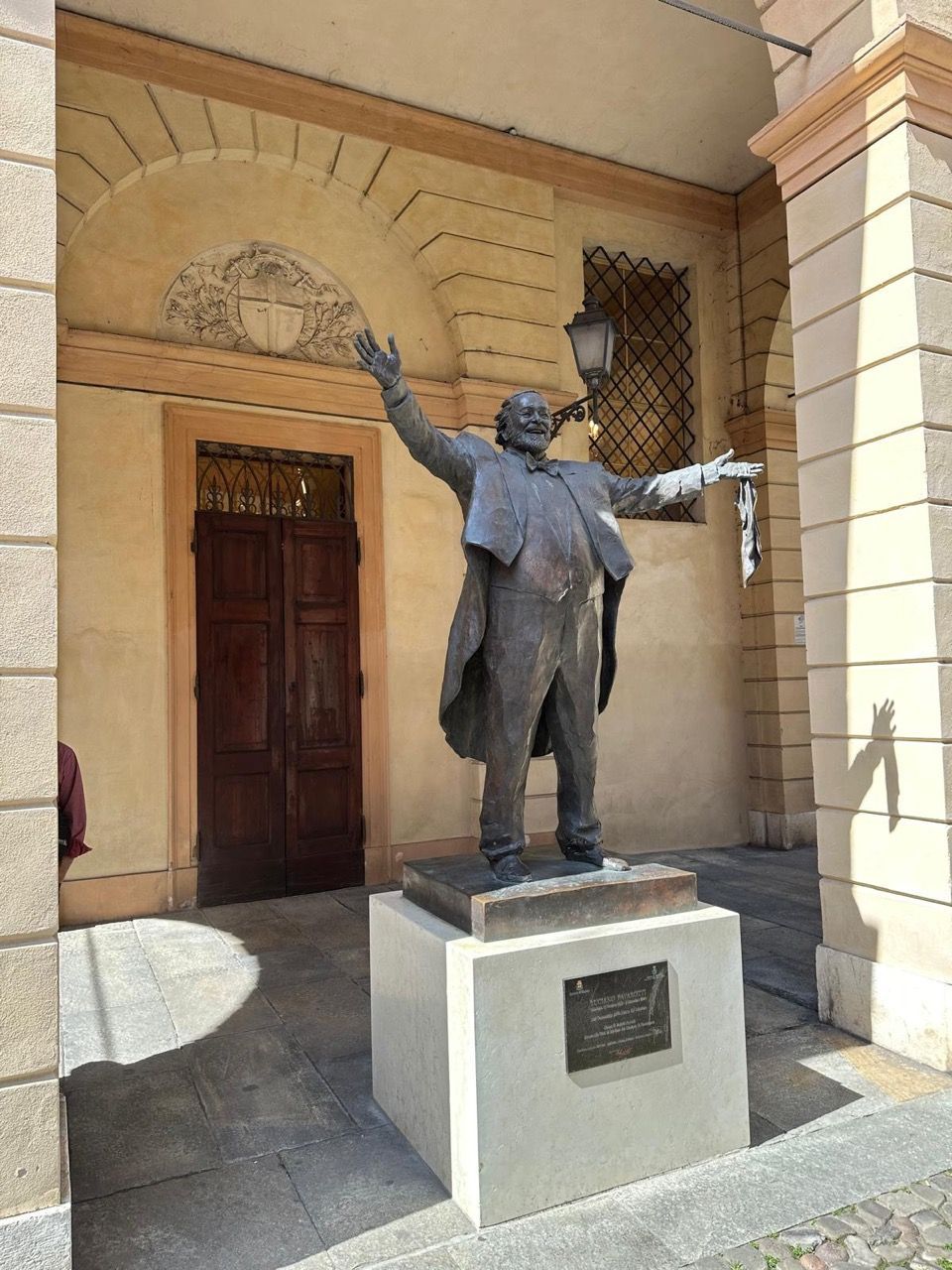 Una statua di un uomo in piedi davanti a un edificio