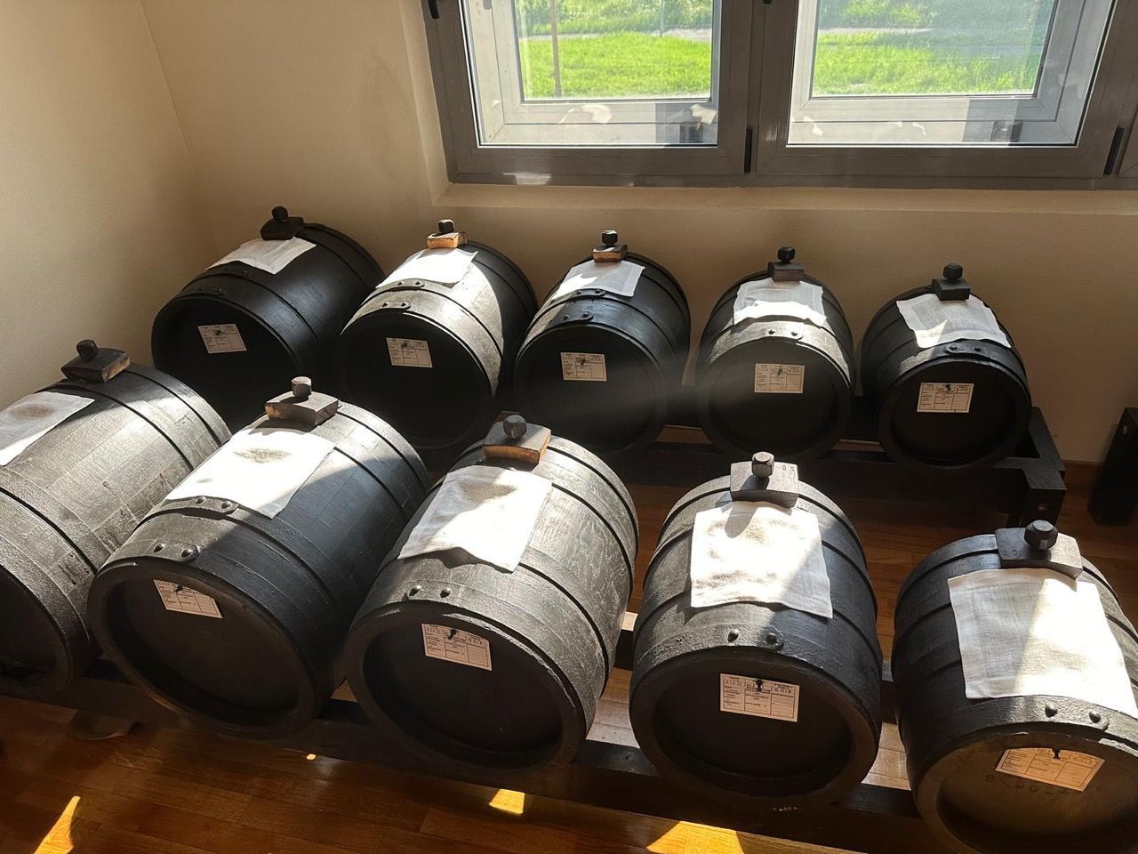 Un mucchio di barili sono allineati in una stanza