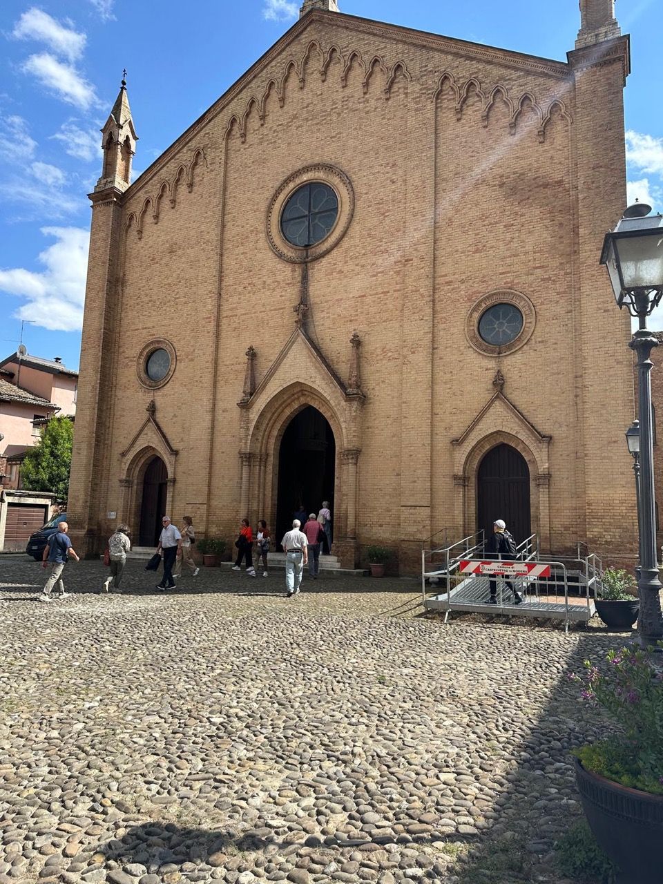 Un gruppo di persone cammina davanti a una chiesa