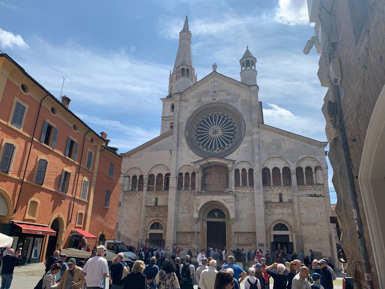 Un gruppo di persone è in piedi davanti a una grande chiesa.