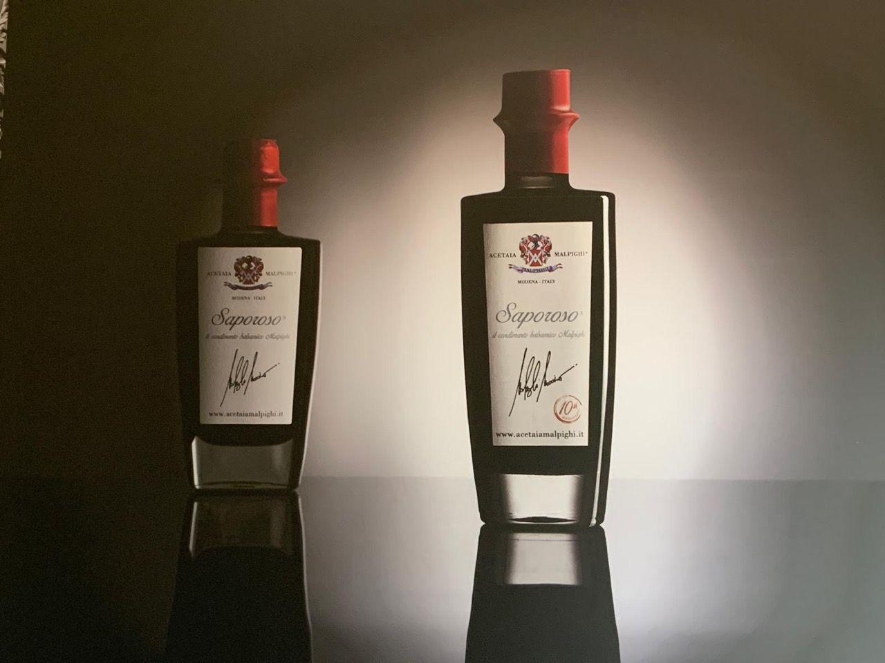 Due bottiglie di Napoleone sono appoggiate su un tavolo