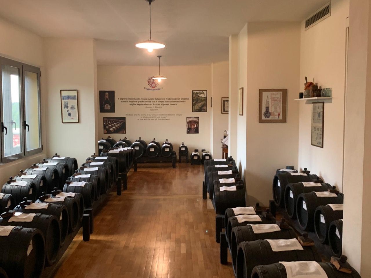 Una grande stanza piena di bottiglie di vino.