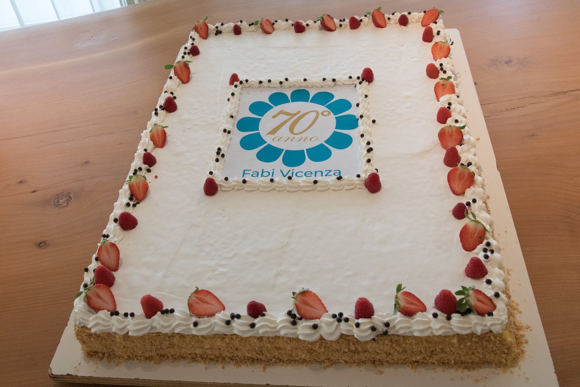 Una torta del 70° anniversario con fragole e lamponi