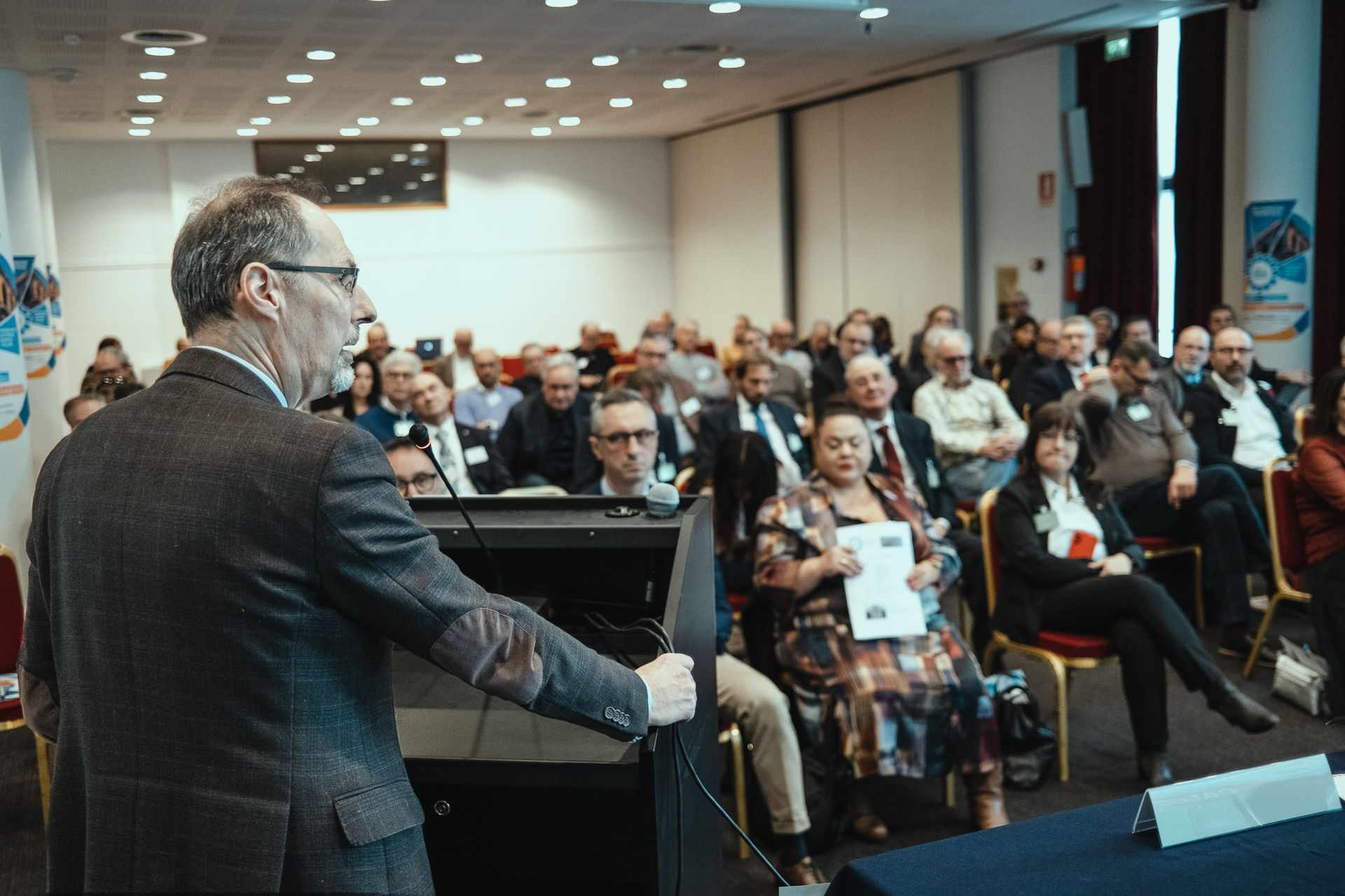 Un uomo sta facendo una presentazione a un gruppo di persone in una sala conferenze.