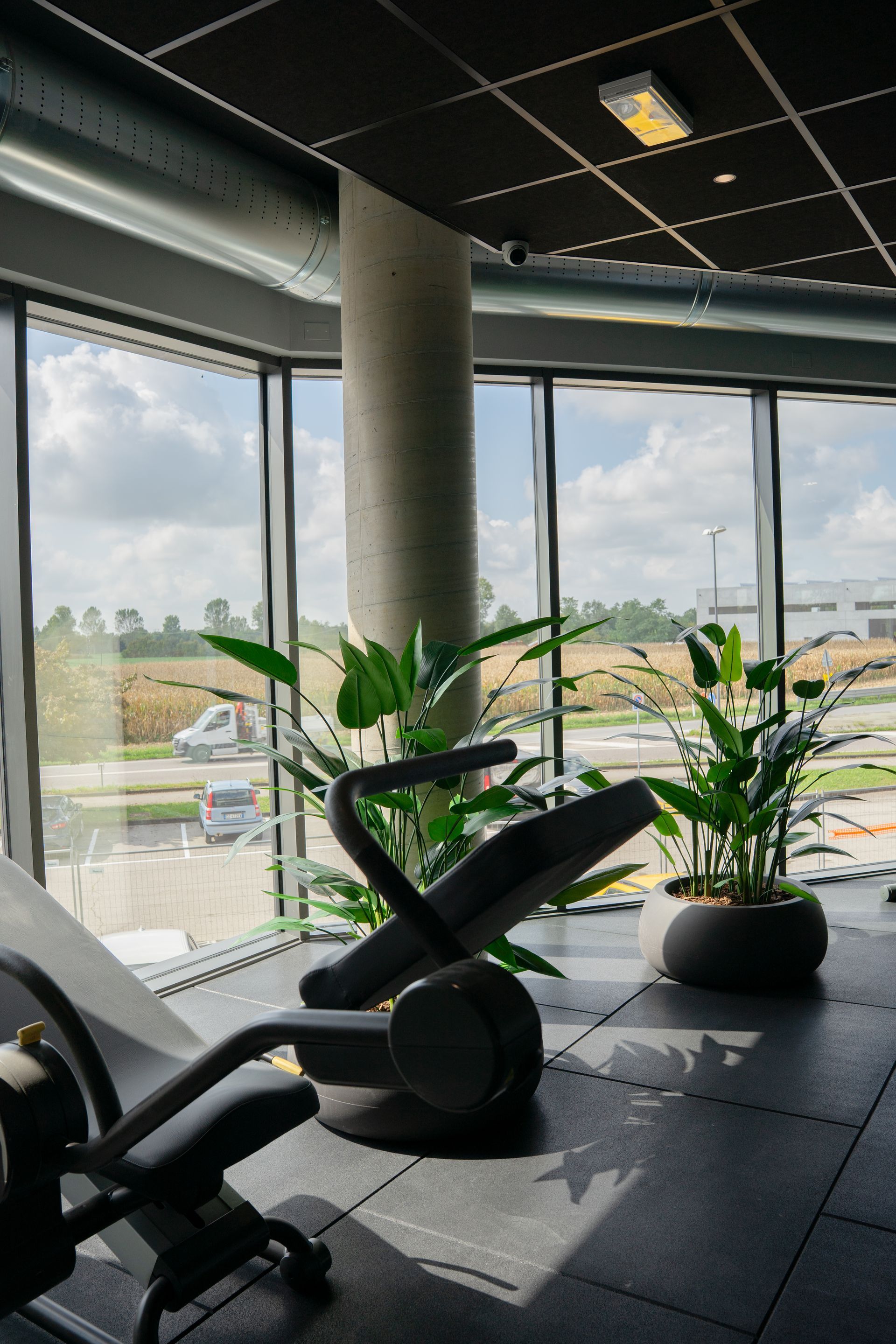 Due donne sono una accanto all'altra in una palestra e parlano tra loro.