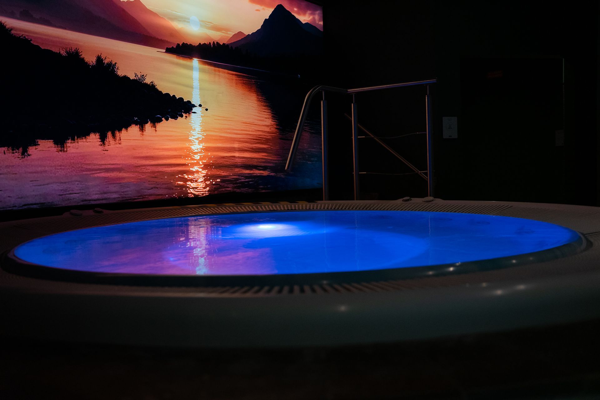 Una palestra con un cartello che dice gymnastvm