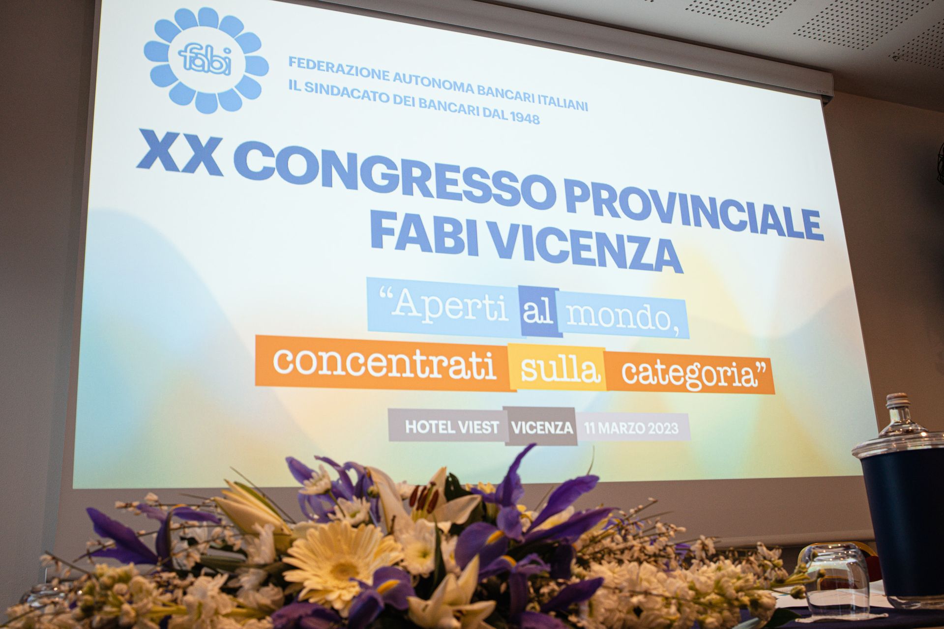 Uno schermo di proiezione con sopra la scritta xx congresso provinciale fabi vicenza