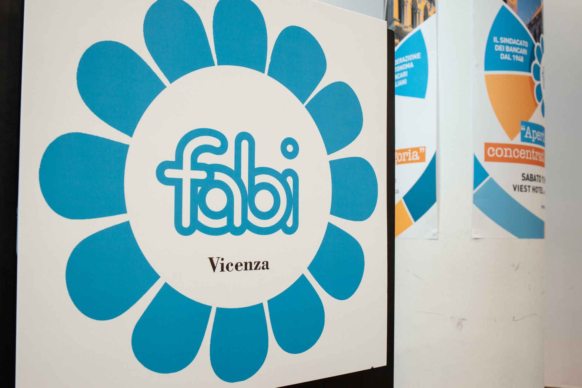 Un fiore blu con la parola fab sopra