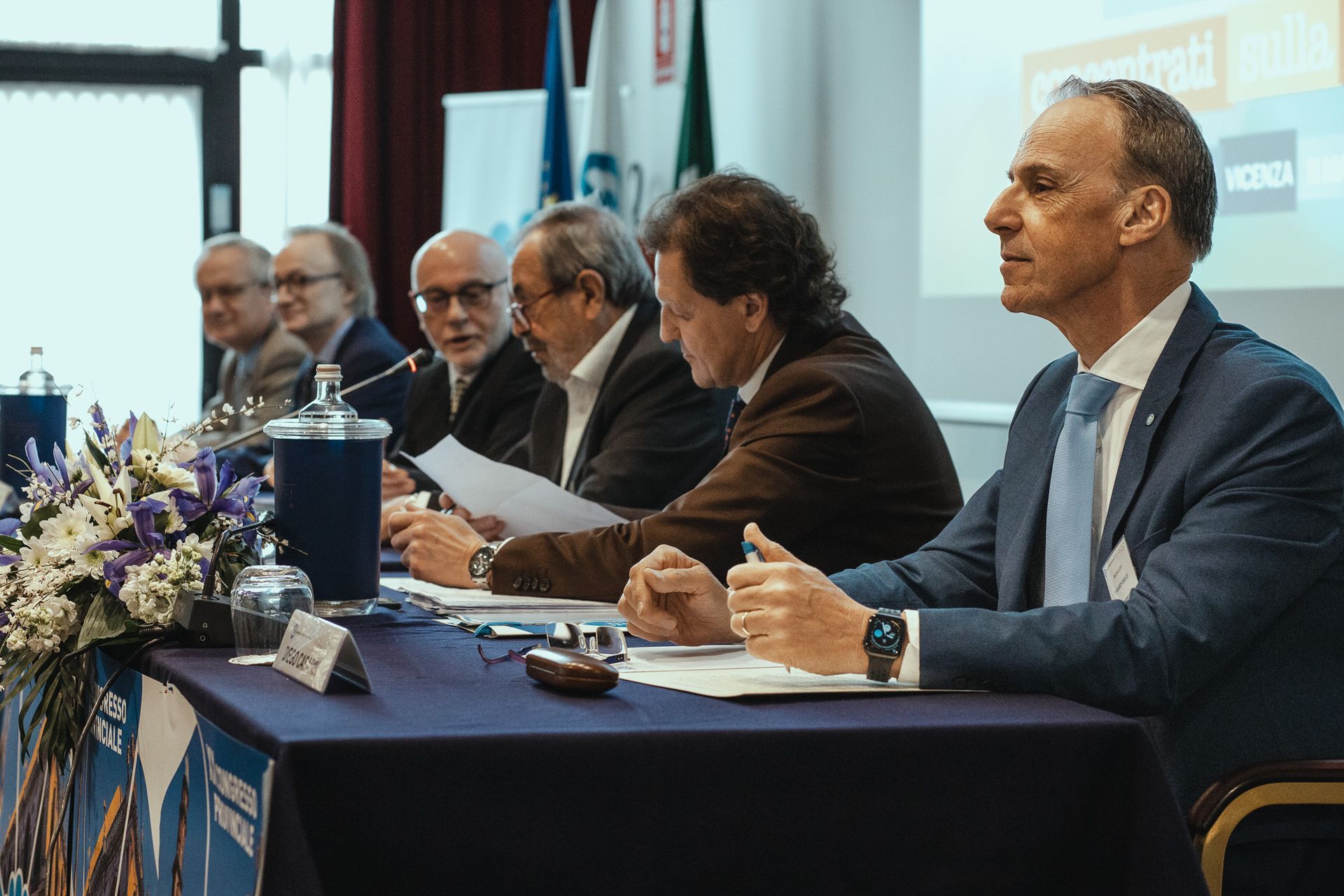 Un gruppo di uomini è seduto a un tavolo e sta svolgendo una riunione.
